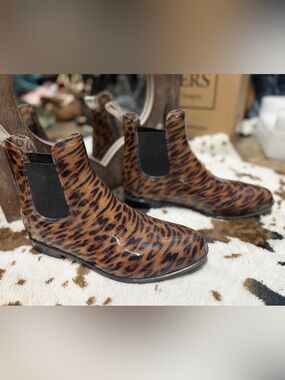 SO Leopard-Print Chelsea Rain Boots - Brown & Black